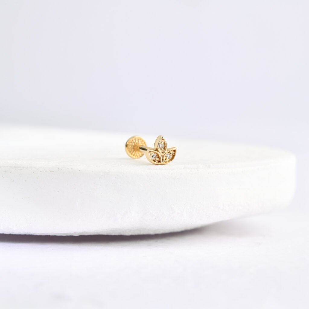14 Ayar Altın Taşlı Lotus Motifli Tragus Minimal Pırlanta Piercing