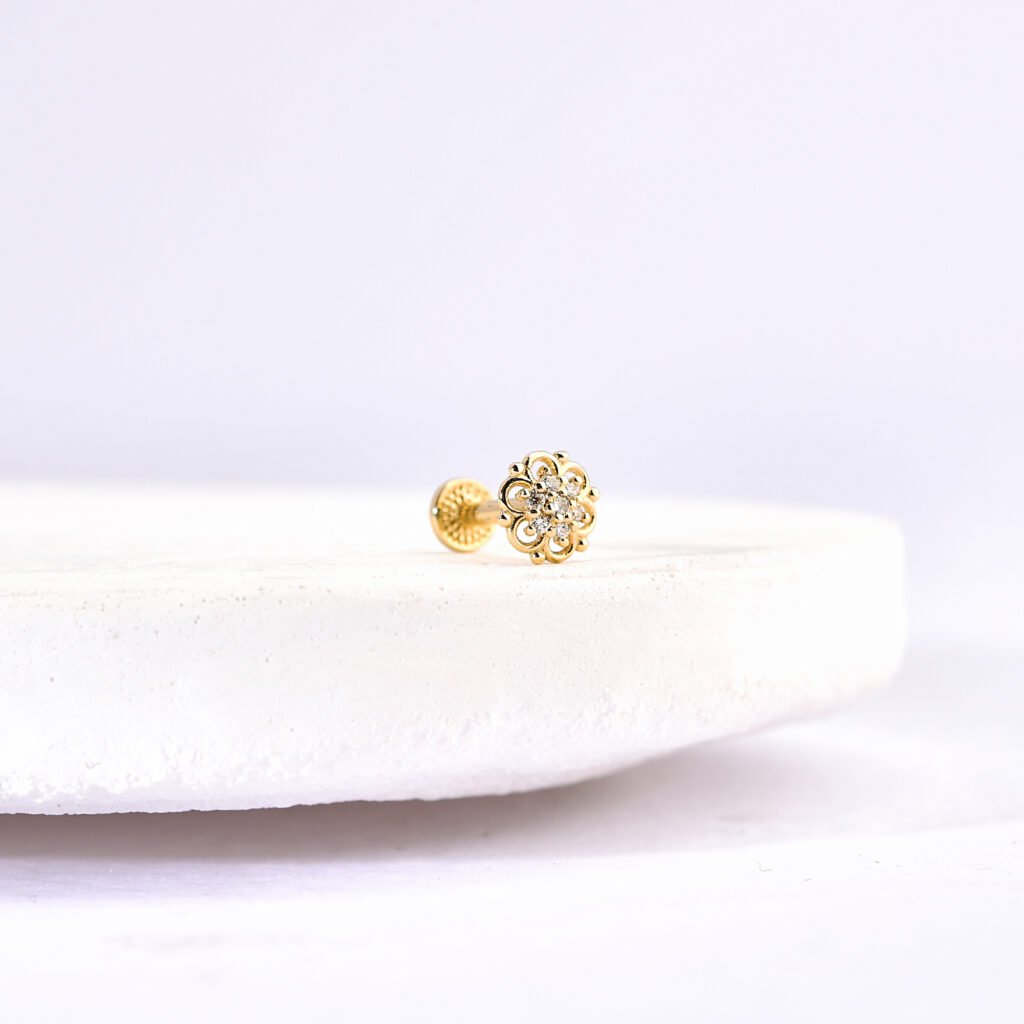 14 Ayar Altın Taşlı Çiçek Minimal Tragus Pırlanta Piercing