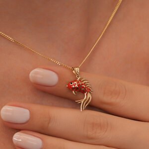Altın Koi Balığı Kolye – Kırmızı Mineli Okyanus Temalı Şans Kolyesi