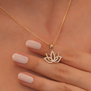 Altın Lotus Çiçeği Kolye – Kristal Taşlı Spiritüel Yoga Kolyesi